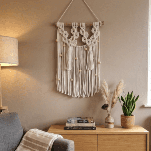 Dekoracja ścienna boho nad komodą w sypialni, wprowadzająca przytulny klimat i naturalny styl do nowoczesnego wnętrza domu.