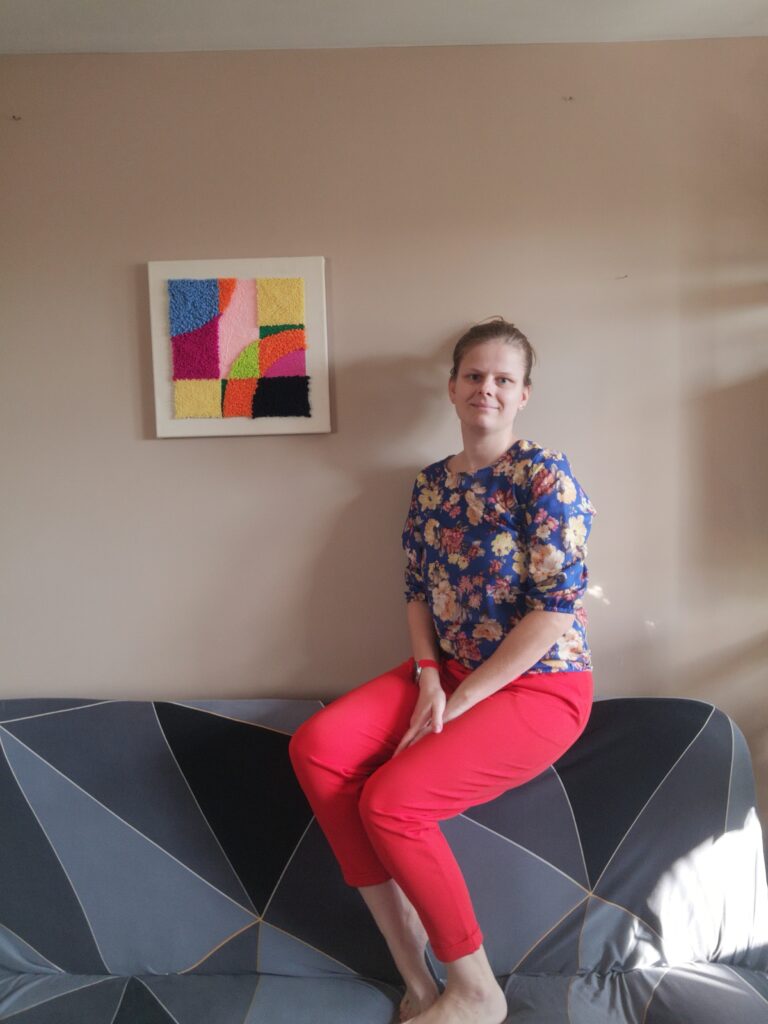 artystka siedząca obok obrazu w salonie,wystrój wnętrz nowoczesnych,do pokoju dziecięcego, o wymiarach 40x40 cm , wielokolorowy puszysty i miękki,