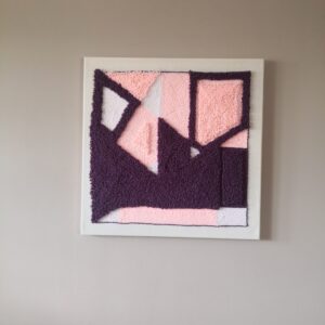 obraz 50x50 ,bordowy z pudrowym różem,obraz pokazany wisi nad sofą w salonie ,gobelin ścienny o wymiarach 50x50 cm,do wystroju nowoczesnych wnetrz, styl nowoczesny,ręcznie tkany z włóczki bawełnianej i akrylowej wysokiej jakości