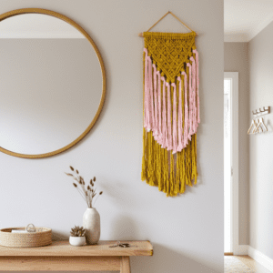 makrama w kolorze musztardowym z dodatkiem różowych sznurków o wymiarach długość kija ok.34 cm a długa jest na ok. 86cm,idealna do stylu boho,rustykalnym. w całości wykonana ręcznie.gęsty splot idealnie się komponuje,wisi nad stolikiem i obok jest lustro