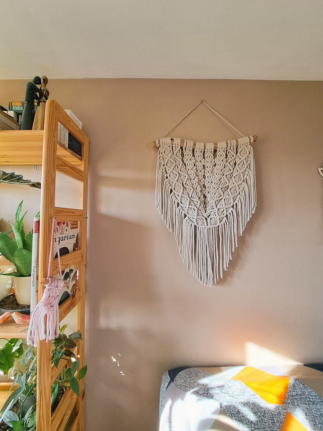 Duża makrama wykonana ze sznurka bawełnianego, zawieszona na kiju. Rękodzieło do powieszenia, dekoracja ścienna boho.